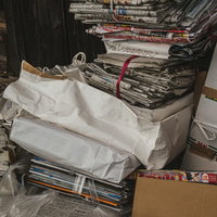 物置き奥に紐で束ねられた新聞やチラシ、雑誌の写真
