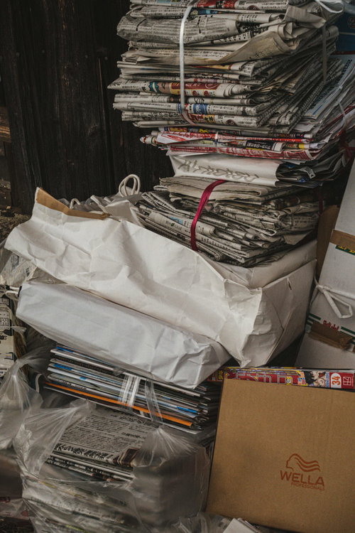 物置き奥に紐で束ねられた新聞やチラシ、雑誌