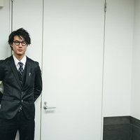 案内係の腕章をつけたスーツ姿の男性が邪魔で中に入れないの写真