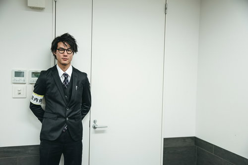 案内係の腕章をつけたスーツ姿の男性が邪魔で中に入れない