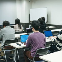 セミナー開始前、会議室で着席する参加者たちの写真