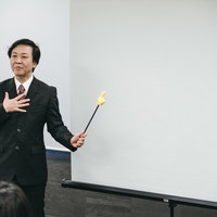 重要なポイントだとホワイトボードを指す男性講師の写真