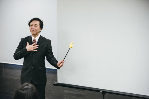 重要なポイントだとホワイトボードを指す男性講師