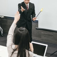 質問があります！ はい、一番前の女性の方の写真