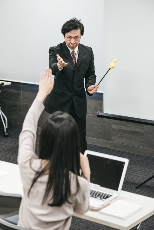 質問があります！ はい、一番前の女性の方