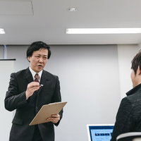 セミナー参加者ひとりひとりに質問する男性職員の写真