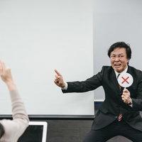 渾身の不正解を指差す講師 - ビジネス研修でのプレゼンテーションの写真
