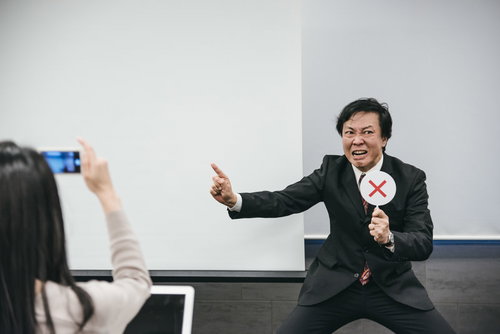 渾身の不正解を指差す講師 - ビジネス研修でのプレゼンテーション