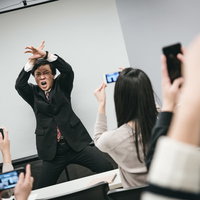 スマホを向けて撮るのはやめてくれ（塾講師からのお願い）両手でバツサインの写真