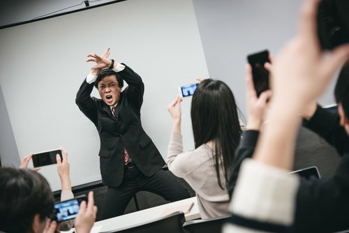 スマホを向けて撮るのはやめてくれ（塾講師からのお願い）両手でバツサイン