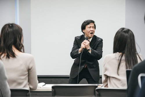 カラオケボックスで熱唱しはじめるスーツ姿の塾講師