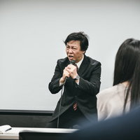 狂気のブラック研修で激怒する講師の写真の写真