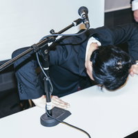 社を代表して謝罪する男性の写真