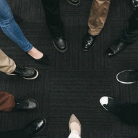 営業は足が命！スニーカーで外回りするチームの足元の写真