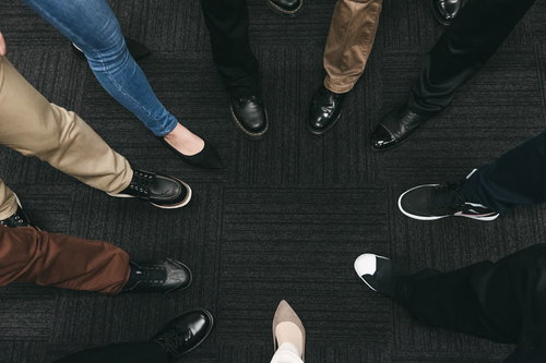 営業は足が命！スニーカーで外回りするチームの足元