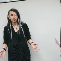 取材インタビューを受けるミュージシャンの肖像の写真