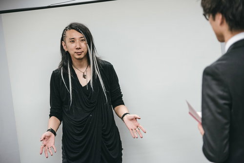 取材インタビューを受けるミュージシャンの肖像