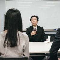 人事担当が新卒の応募者と面接中の採用選考風景の写真