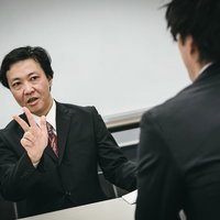 弊社の経営理念を3つ言ってください（面接）と質問する面接官と就活生男性の写真