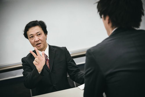 弊社の経営理念を3つ言ってください（面接）と質問する面接官と就活生男性