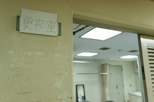 壁に貼られた手書きの更衣室の表示案内看板