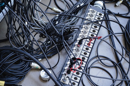 ステージ上に束ねられたケーブルと音響機器の接続