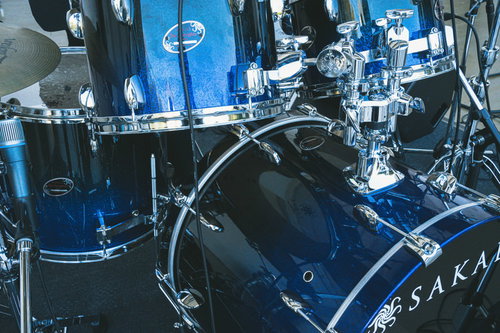 光沢のある青いドラムセット