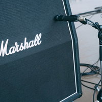 Marshallのスピーカーアンプに設置されたマイクとスピーカーの写真