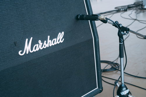 Marshallのスピーカーアンプに設置されたマイクとスピーカー