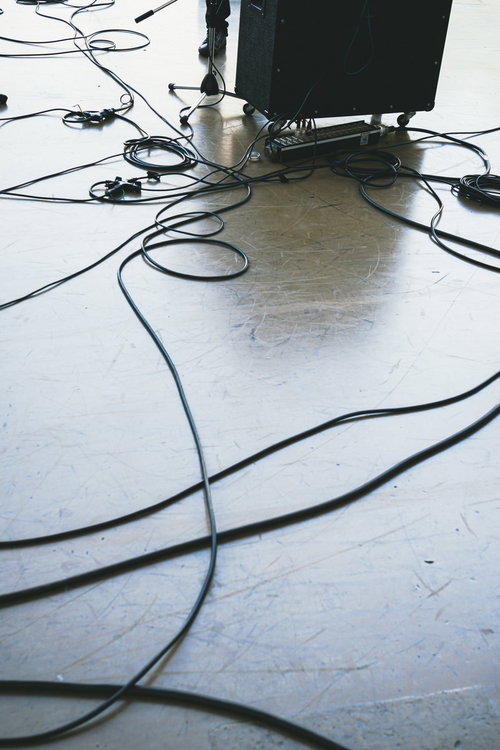 ステージ上に複数配置された音響ケーブルと接続機材