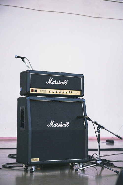 スタジオに設置されたマーシャルスピーカー