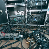 スタジオの音響設備とケーブル配線の整理と管理の写真