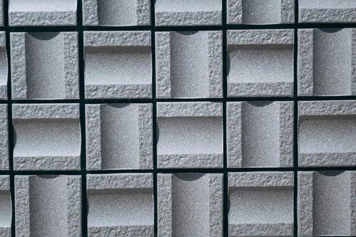 グレーのコンクリートブロックが規則正しく並ぶテクスチャー