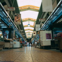 天井ガラス張りのアーケード商店街の買い物風景の写真