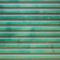 緑色に塗装されたシャッターの横縞テクスチャーの写真