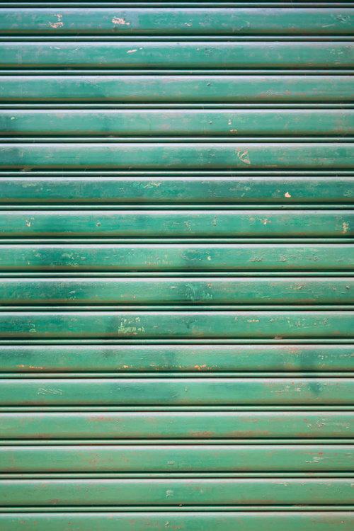 緑色に塗装されたシャッターの横縞テクスチャー