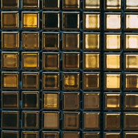 金色に光沢を放つタイルのテクスチャーの写真