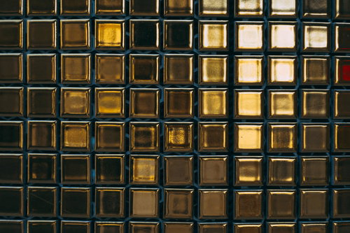 金色に光沢を放つタイルのテクスチャー