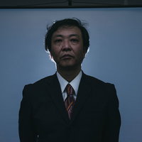 降霊中の部長、両手を広げて目を閉じ残業とリストラを表現の写真