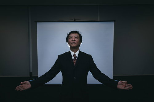 スーツ姿の部長が両手を広げて怪しげなセミナーをはじめた