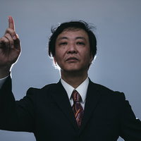 ナンバーワンこそ正義ですよと人差し指を立てるスーツ姿の男性の写真