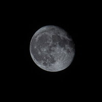 夜空に浮かぶ月の陰影とクレーター、満月の詳細な月面の写真