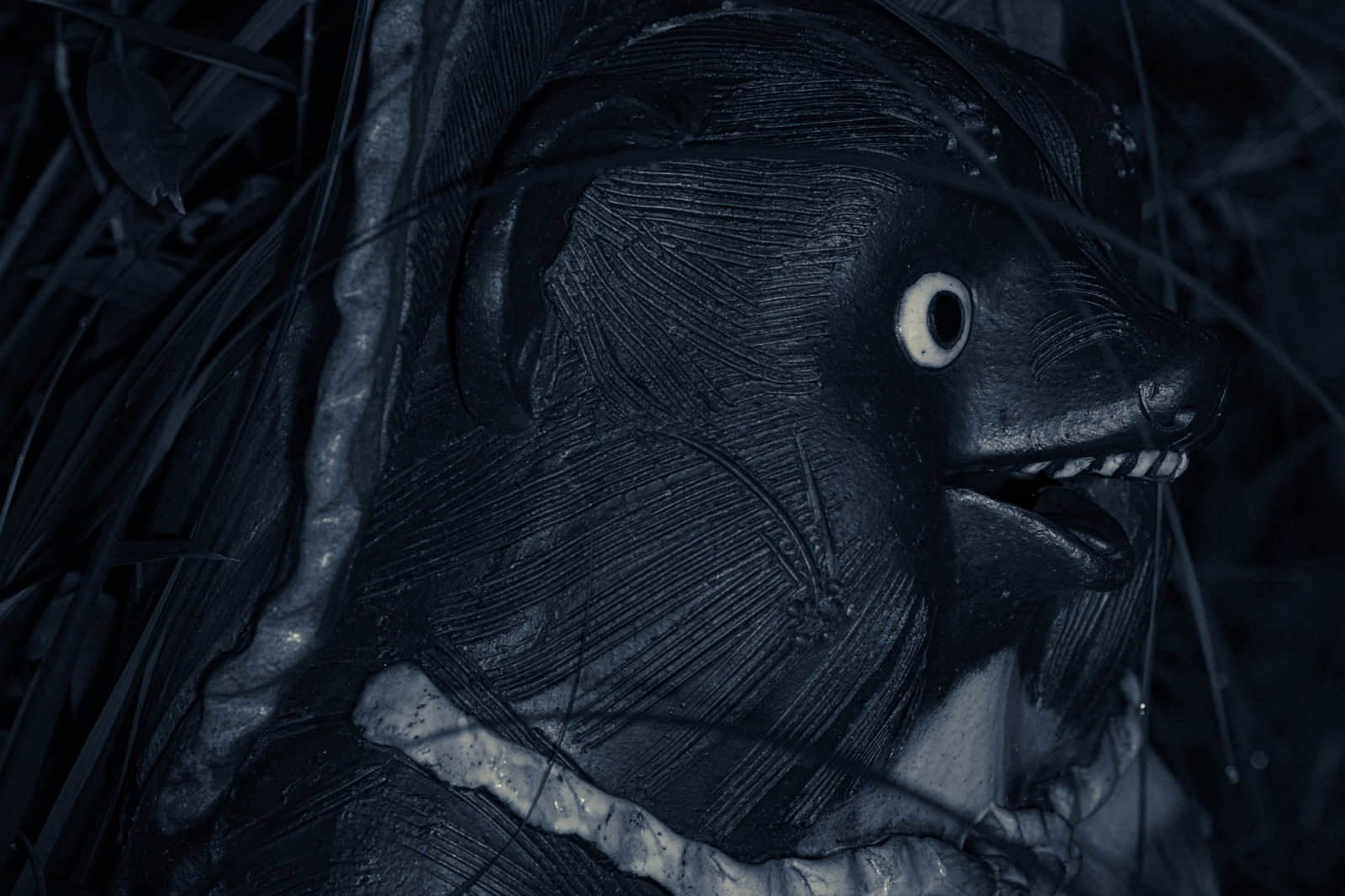 威圧的な煽り顔をした陶器製のたぬきの置物