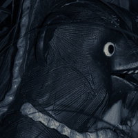 威圧的な煽り顔のたぬきの陶器製置物の写真