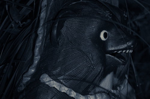 威圧的な煽り顔のたぬきの陶器製置物