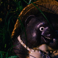 集金にやってきた陶器製のタヌキ置物の写真