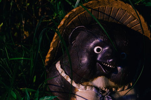 集金にやってきた陶器製のタヌキ置物