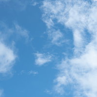 晴れた日の澄んだ青空に浮かぶ白い雲と積雲の写真