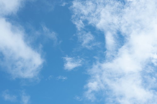 晴れた日の澄んだ青空に浮かぶ白い雲と積雲
