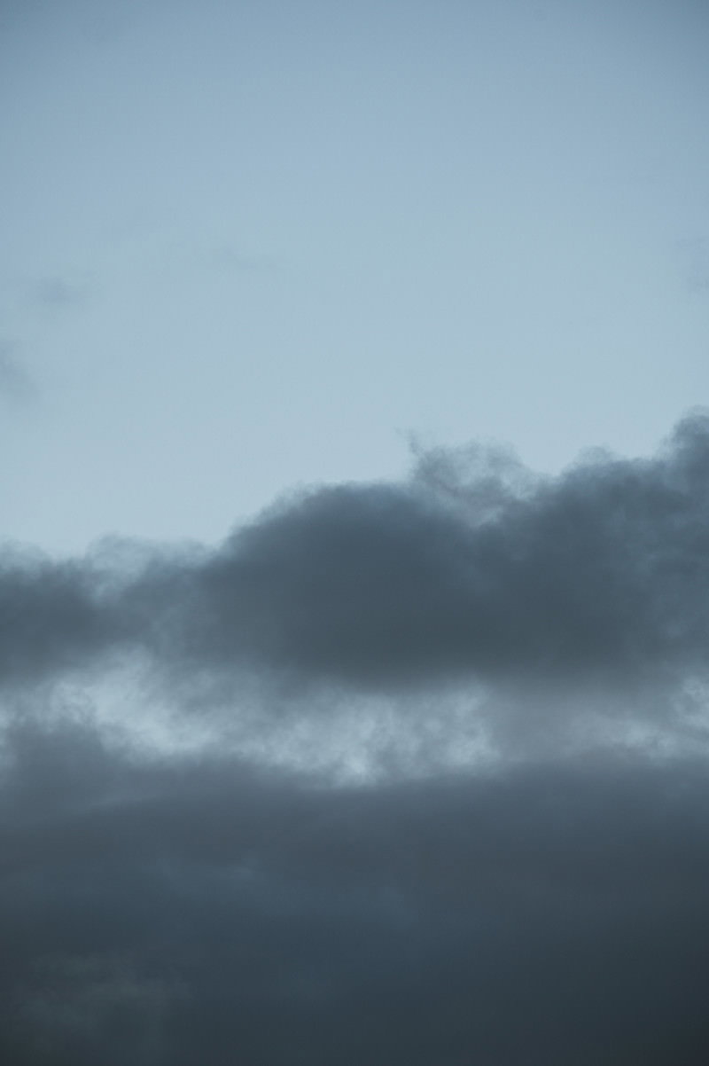 空に浮かぶ黒い雲が広がる曇り空の様子